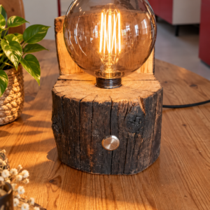 Bancale, lampe artisanale en bois aux formes asymétriques sans aucune coupe parallèle – création unique LBS