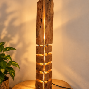 Charpente d’autrefois, lampe artisanale réalisée dans une ancienne pièce de charpente avec éclairage LED – LBS