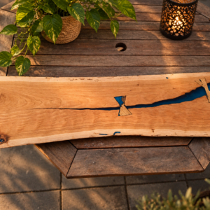 River Planche décorative en orme massif avec résine phosphorescente bleue et entures papillon – LBS