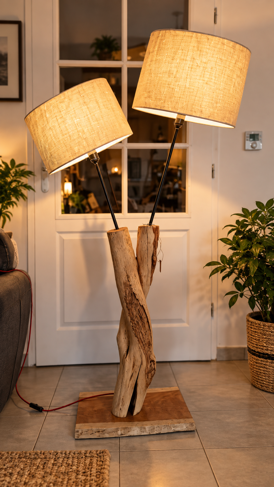 Lady, lampadaire double artisanal en bois de cerisier avec socle en orme et deux abat-jours – LBS